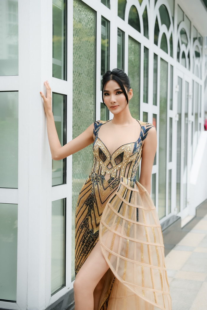 Hoàng Thùy ấn tượng cùng bộ cánh cầu kỳ, khoe vóc dáng chuẩn. 